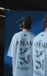Remera blanca de corte oversize con cuello redondo y manga corta. Presenta una estampa gráfica en la espalda con diseño de palomas, flores y texto en español.