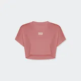 Remera corta color rosa con el número 222 estampado en el pecho.