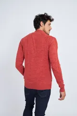 Buzo gris jaspeado de tejido de punto, con medio cierre frontal, cuello alto, manga larga y logo en goma. Corte regular.