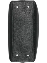 Cartera de mano y bandolera Calvin Klein, confeccionada en material sintético granulado color negro. Presenta doble asa superior, correa de hombro ajustable y extraíble, cierre principal con cremallera y logo de la marca en el frente. Incluye un accesorio colgante doble compuesto por un monedero circular con monograma y un pequeño estuche tipo sobre.