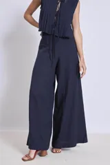 Pantalón ancho de tiro alto, color azul marino, con cordón ajustable en la cintura.