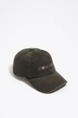 Gorro de visera estilo dad hat, color marrón oscuro o negro lavado, con bordado frontal multicolor que parece decir "BMBAYLO".