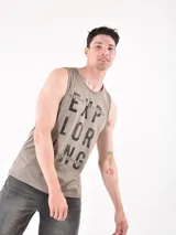 Musculosa sin mangas color verde militar con cuello redondo. Estampado frontal en blanco y negro que simula una fotografía de palmeras en la playa con texto en la parte inferior.