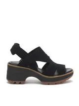 Sandalias de gamuza color negro, con taco alto y plataforma chunky con suela dentada de goma marrón. Presentan diseño con recortes laterales y tira ajustable en el talón.