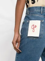 Pantalón de jean celeste, de corte recto y tiro alto.