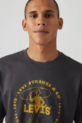 Remera gris de corte recto con cuello redondo y manga corta. Estampado frontal con logo de Levi's y diseño de vaquero con lazo.