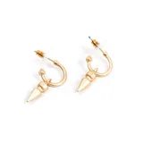 Par de caravanas doradas con forma de aro y dije colgante con forma de pincho.