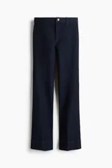 Jean acampanado de tiro alto en color azul marino, confeccionado en denim suave con leve elasticidad. Cuenta con cierre frontal y botón metálico.