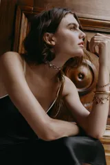 Set de tres pulseras metálicas de color dorado envejecido con detalles de brillos y dijes de estrellas.