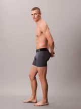 Pack de tres boxers largos Calvin Klein de microfibra, con talle medio y cinturilla elástica distintiva de la marca. Incluye un boxer rojo, uno gris y uno negro.