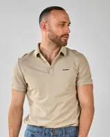 Remera polo lisa color beige con cuello clásico y tapeta de dos botones. Logo de la marca bordado en el pecho. Corte clásico.
