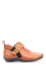 Bota baja de cuero color marrón, con costuras visibles, tira con hebilla metálica ajustable y detalles elásticos en color negro en los laterales.