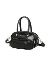 Cartera tipo morral de cuero sintético negro, con doble asa de mano, bolsillo frontal con cierre y correa ajustable desmontable. Cuenta con el nombre de la marca impreso en plateado en el frente.