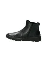 Botín tipo Chelsea de cuero negro con paneles elásticos laterales y suela de goma flexible con costura vista.