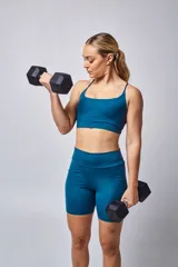 Top deportivo azul con espalda cruzada de doble tira y almohadillas removibles.