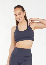 Top deportivo negro con escote nadador y estructura firme que ofrece soporte. Tiene copas removibles y corte tipo nadador en la espalda.