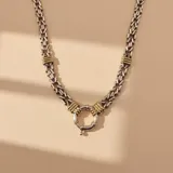 Gargantilla de cadena de eslabones tipo bizantino en plata 925, con detalles de apliques en oro y cierre marinero frontal.