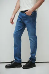 Pantalón de jean celeste de corte recto.