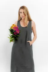 Vestido midi gris oscuro de lino, corte recto y sin mangas. Tiene bolsillos laterales y cuello redondo.