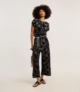 Pantalón recto acanalado confeccionado en viscosa con estampa abstracta, trabillas en la cintura y cinturón de cuerda.