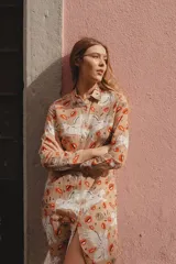 Túnica beige con estampado de lobos blancos y besos rojos, de lino y algodón, con cuello solapa y largo por debajo de la rodilla.