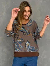 Blusa de lanilla liviana con estampado paisley en tonos chocolate y celeste, de corte oversize y mangas tres cuartos. Incluye una musculosa de tiras anchas en color chocolate por debajo.