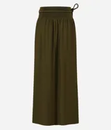 Pollera evasê midi color verde militar, confeccionada en crepé con cintura ancha con trabillas en los laterales y elástico detrás de la cintura. Incluye cinturón de cuerda para lazo con abalorios de puntas.