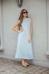 Vestido midi celeste de corte recto, sin mangas y con costuras verticales en contraste color salmón.