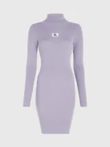 Vestido corto de punto de lyocell color lila, con cuello alto, mangas largas y corte ajustado. Presenta logo de Calvin Klein en el pecho.