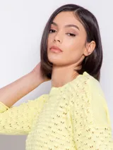 Sweater de tejido de punto color naranja, con diseño de calados, manga larga y cuello redondo.