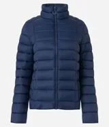 Campera puffer de poliamida color verde oliva, con cuello alto, cierre frontal y diseño acolchado horizontal.