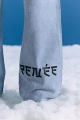 Jean de corte oversize y tiro medio-alto, en color celeste con lavado tipo ice y acabado con foil transparente. Presenta un diseño de pierna ancha y estampa en la parte trasera.