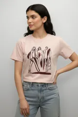 Remera de algodón de manga corta con cuello redondo y estampado artístico en el pecho que representa figuras abstractas.