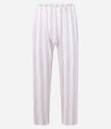 Conjunto de pijama largo de viscosa estampada a rayas verticales, compuesto por una camisa de manga larga con cuello solapa y abotonado delantero, y un pantalón con cintura elástica.