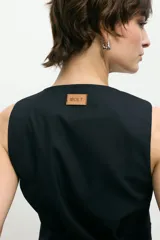 Chaleco sastrero negro con escote en V y cierre frontal con botones.