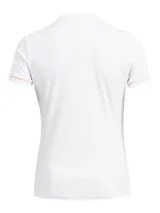 Polo de golf Under Armour de manga corta, color blanco con detalles en naranja neón en el escote en V. Confeccionado en tejido técnico transpirable, elástico y de secado rápido con protección solar UPF 50+.