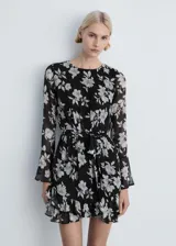 Vestido corto de poliéster con estampado floral en tonos blanco y negro. Presenta cuello redondo, mangas largas acampanadas, lazo ajustable en la cintura y bajo con volante.