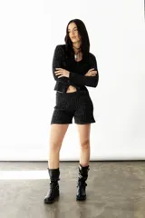 Short negro de lurex con cintura elástica.