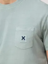Camiseta de algodón orgánico con efecto lavado, cuello redondo, manga corta y bolsillo frontal en el pecho con etiqueta tejida con logo.