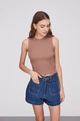 Top color beige de tejido de punto acanalado, con cuello redondo y sin mangas.