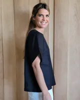 Remera blanca de corte holgado con cuello redondo y mangas cortas.