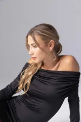 Vestido corto color chocolate con escote off-shoulder y mangas largas. Presenta frunces verticales en el frente.