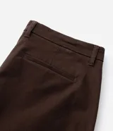 Pantalón de corte recto para hombre, color marrón, confeccionado en sarga. Cuenta con cintura con trabillas, cierre frontal tradicional y bolsillos laterales y traseros.