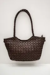Cartera de cuero marrón con diseño trenzado y asas de hombro trenzadas.