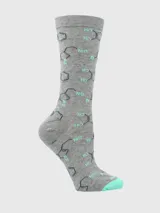 Par de medias de caña media color gris melange con estampado de fórmulas químicas y elementos de laboratorio en tonos turquesa y azul oscuro. Poseen puntera y talón en color turquesa.