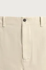 Pantalón chino regular fit de color negro, confeccionado en tejido de algodón. Cuenta con bolsillos frontales, detalle de bolsillo cerillero, bolsillos traseros de doble vivo y cierre frontal con cremallera y botón.