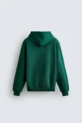 Sudadera con capucha de corte relajado, confeccionada en tejido de algodón con interior cepillado. Presenta manga larga, bolsillo frontal tipo canguro y acabados en rib en puños y bajo.