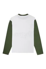 Remera de manga larga con diseño estilo camiseta de fútbol, cuerpo blanco y mangas verdes. Presenta estampados gráficos en el frente con la inscripción 'Victory Legend', el número '39' y un emblema ovalado.