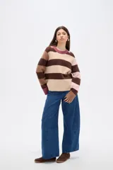 Sweater de tejido de punto con diseño de rayas horizontales en tonos marrones, beige y rosa. Presenta cuello redondo, corte holgado y mangas largas con puños en contraste.