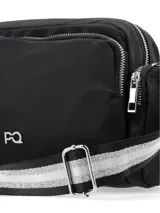 Bandolera negra de nylon, de silueta blanda y moderna, con múltiples bolsillos y compartimentos con cierre. Cuenta con correa ajustable de diseño rayado y herrajes metálicos plateados.